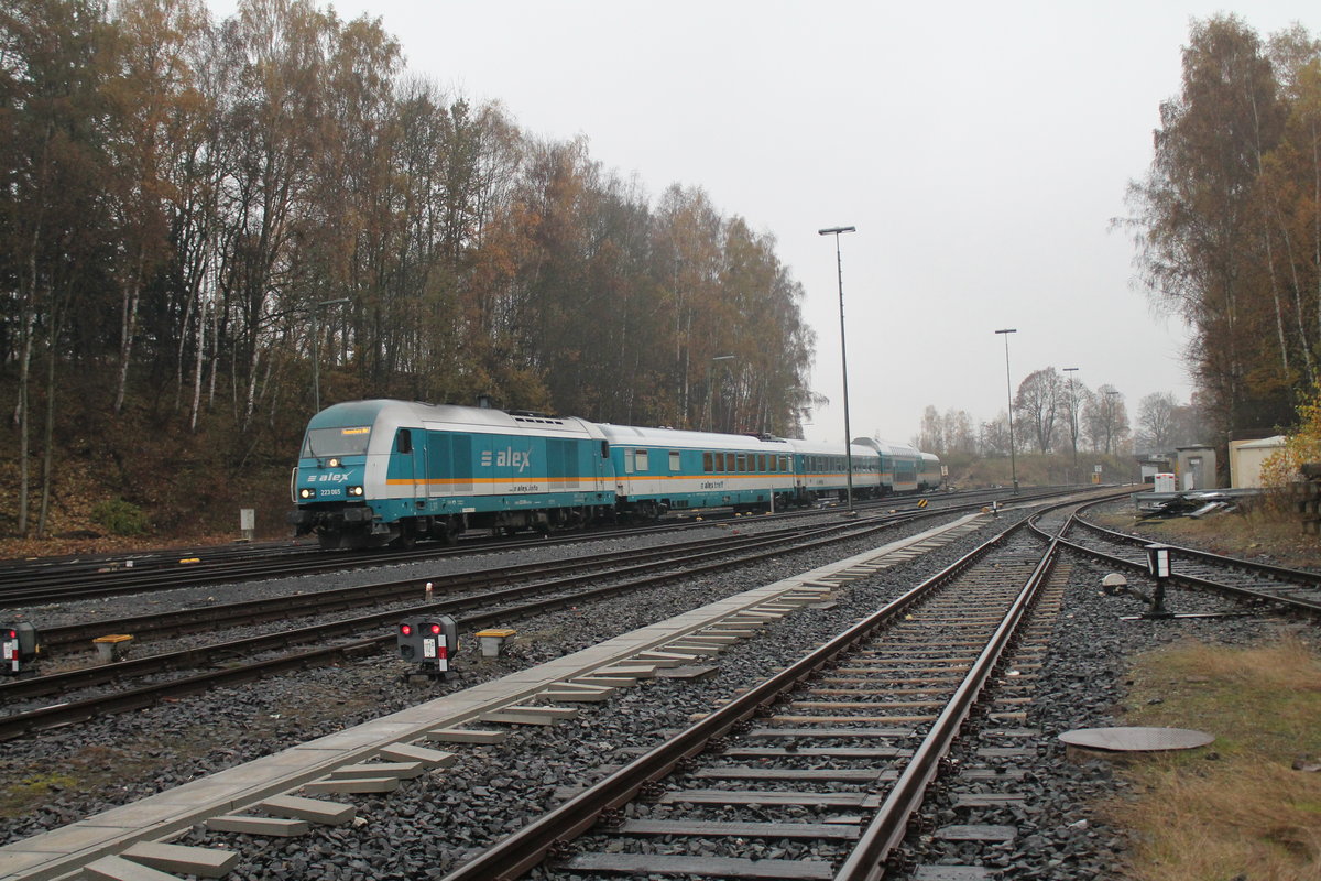 223 065 bei der Einfahrt in Marktredwitz als ALX84129 Hof - M�nchen. 11.11.16