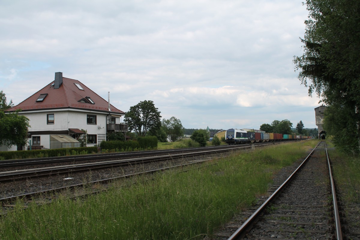 223 144 mit dem Wiesau Containerzug nach Hamburg in Pechbrunn. 16.06.15