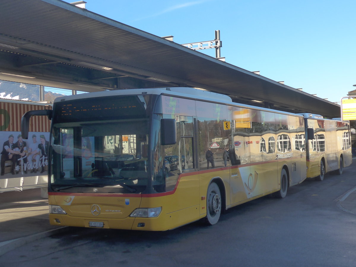 (223'025) - PostAuto Bern - BE 653'386 - Mercedes am 16. Dezember 2020 beim Bahnhof Spiez