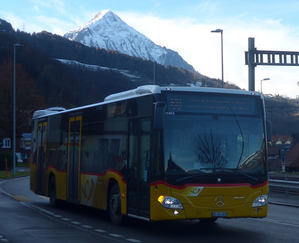 (223'031) - PostAuto Bern - BE 654'089 - Mercedes am 16. Dezember 2020 beim Bahnhof Leissigen