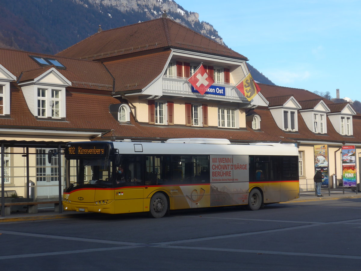 (223'038) - PostAuto Bern - BE 610'535 - Solaris am 16. Dezember 2020 beim Bahnhof Interlaken Ost