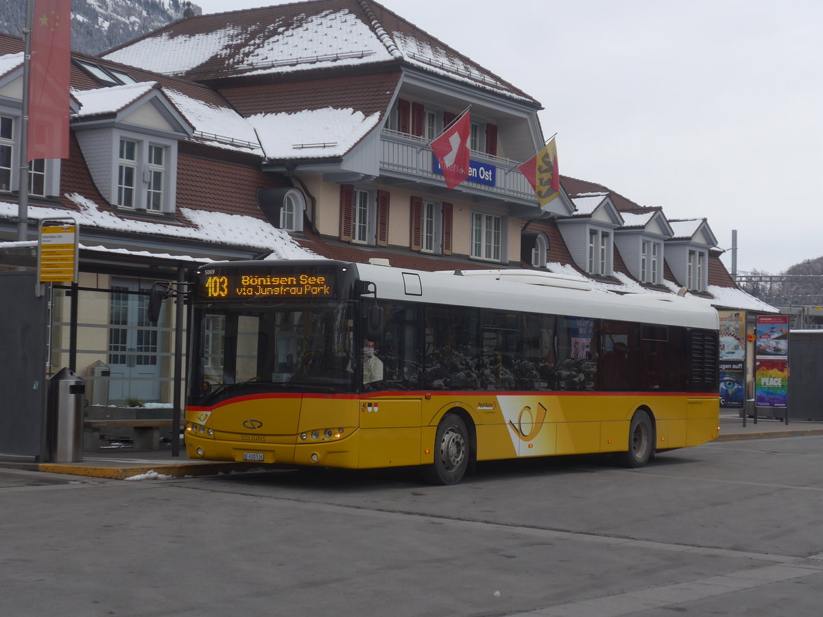 (223'167) - PostAuto Bern - BE 610'536 - Solaris am 27. Dezember 2020 beim Bahnhof Interlaken Ost