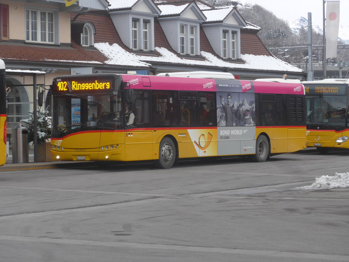 (223'169) - PostAuto Bern - BE 610'537 - Solaris am 27. Dezember 2020 beim Bahnhof Interlaken Ost