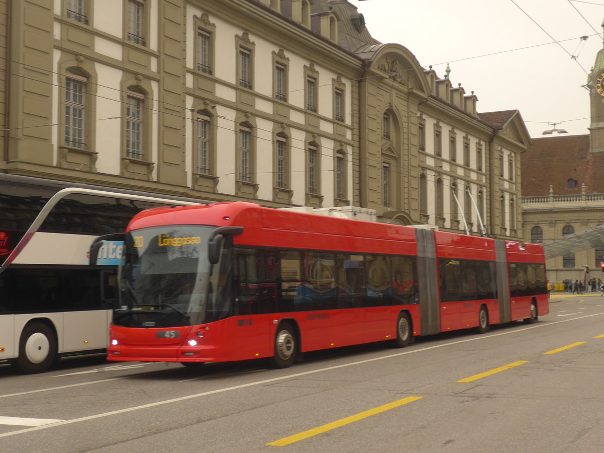 (223'388) - Bernmobil, Bern - Nr. 45 - Hess/Hess Doppelgelenktrolleybus am 6. Februar 2021 beim Bahnhof Bern