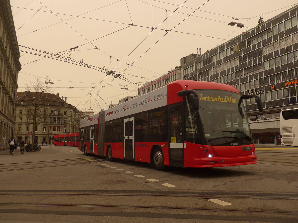 (223'430) - Bernmobil, Bern - Nr. 25 - Hess/Hess Gelenktrolleybus am 6. Februar 2021 beim Bahnhof Bern