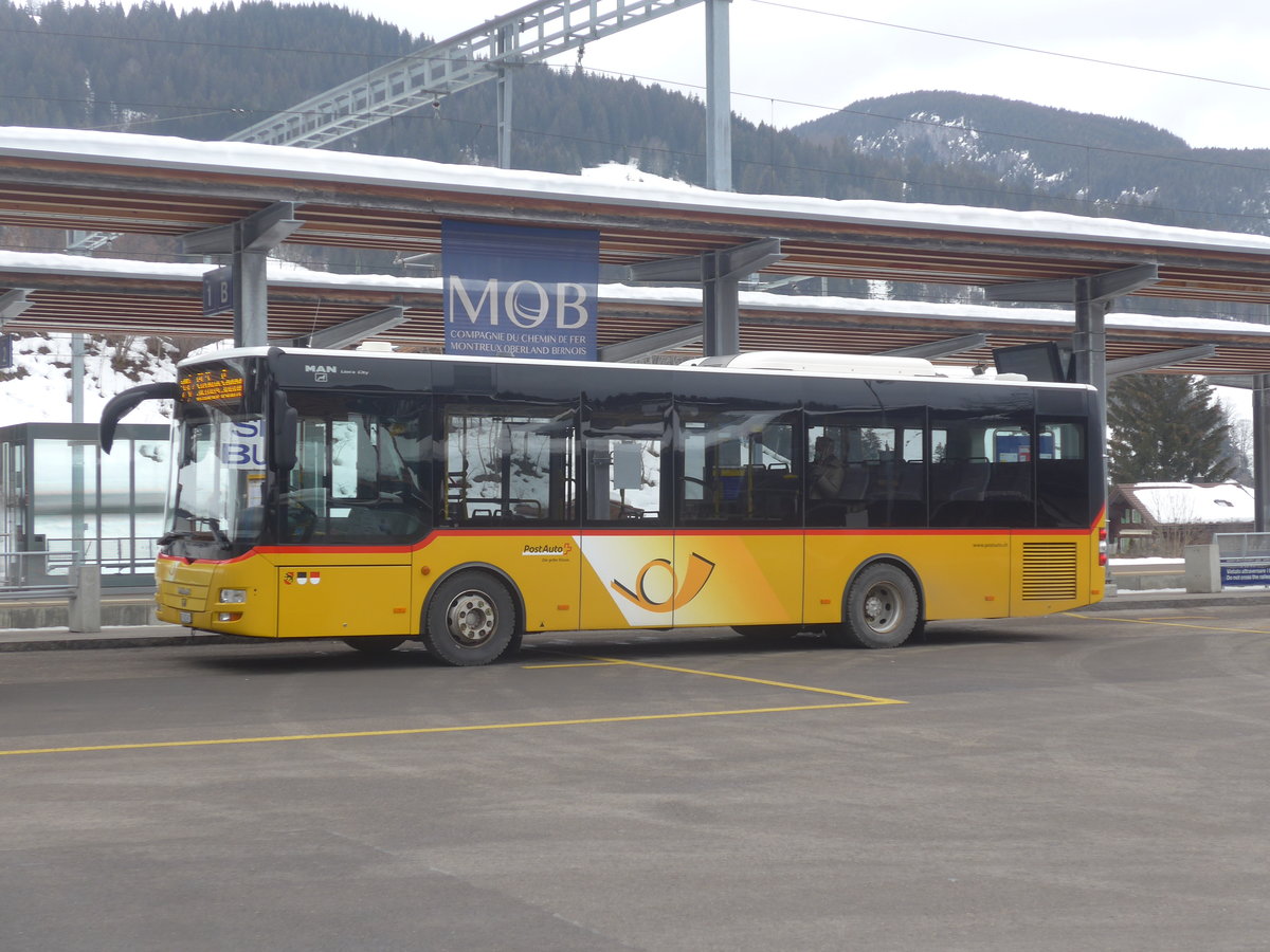 (223'442) - PostAuto Bern - BE 422'461 - MAN/Gppel (ex AVG Meiringen Nr. 61) am 7. Februar 2021 beim Bahnhof Gstaad