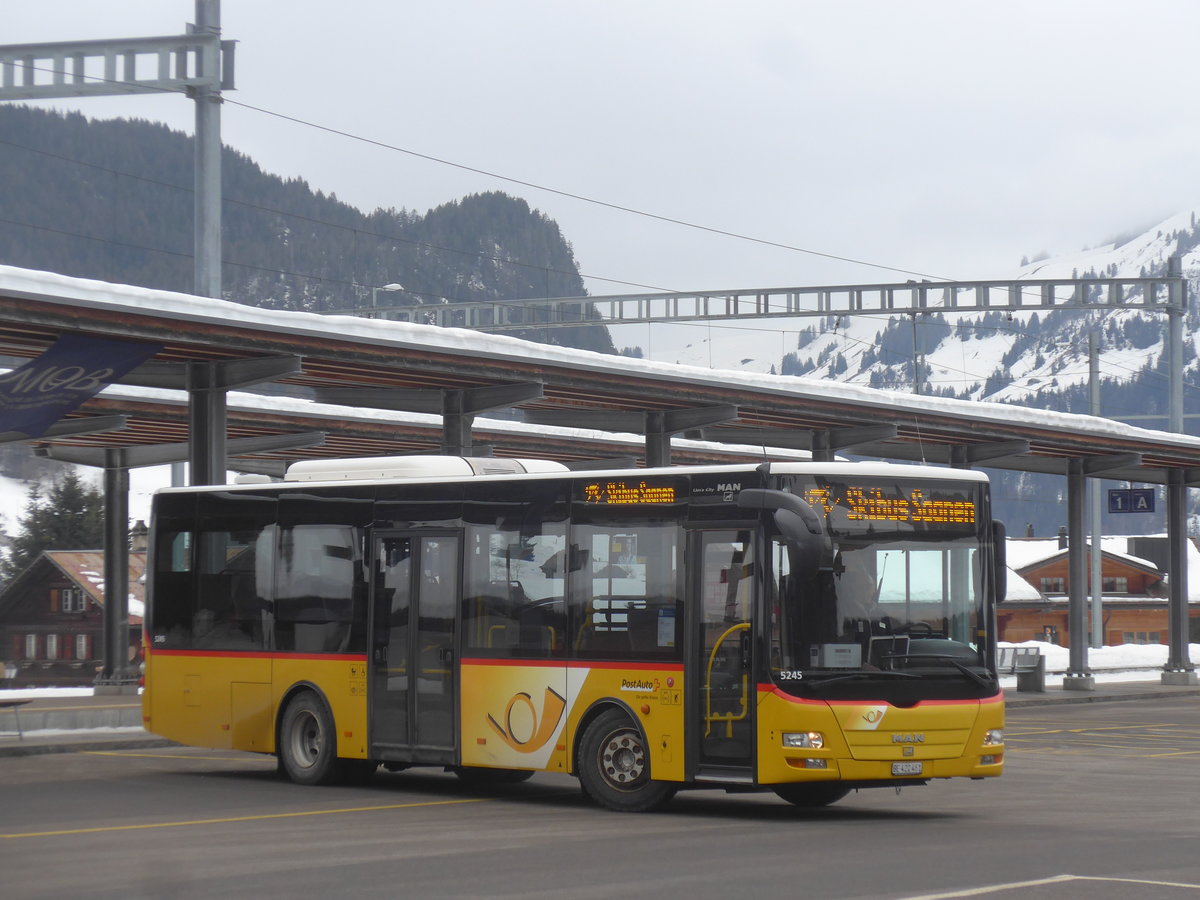 (223'446) - PostAuto Bern - BE 422'461 - MAN/Gppel (ex AVG Meiringen Nr. 61) am 7. Februar 2021 beim Bahnhof Gstaad