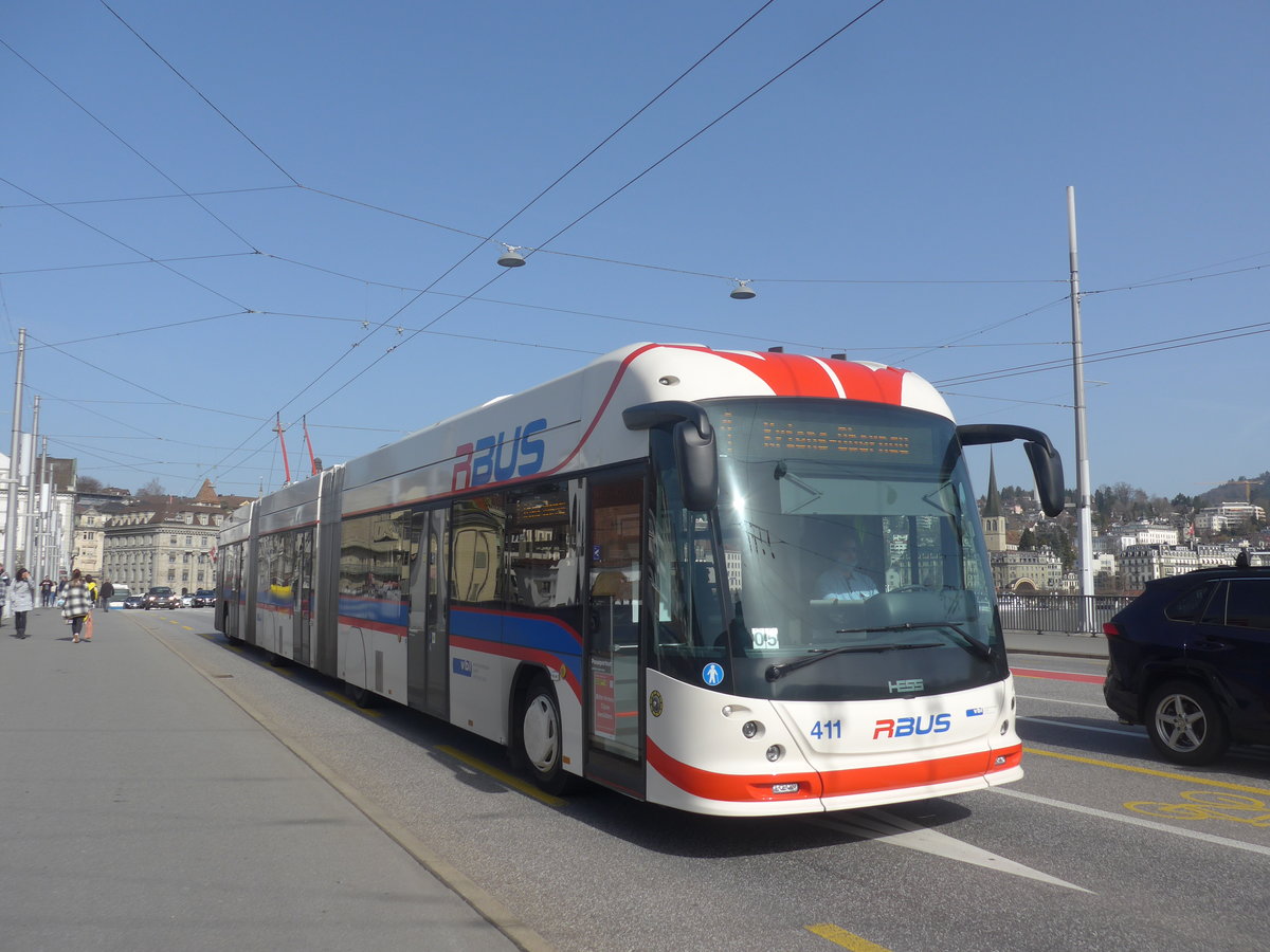 (223'788) - VBL Luzern - Nr. 411 - Hess/Hess Doppelgelenktrolleybus am 26. Februar 2021 in Luzern, Bahnhofbrcke
