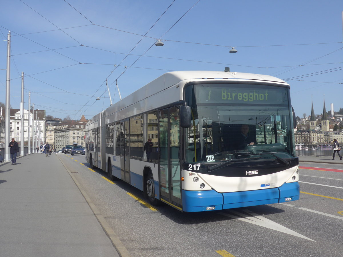 (223'795) - VBL Luzern - Nr. 217 - Hess/Hess Gelenktrolleybus am 26. Februar 2021 in Luzern, Bahnhofbrcke