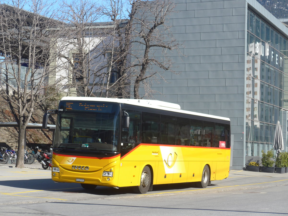 (223'909) - PostAuto Wallis - VS 445'901 - Iveco am 2. Mrz 2021 beim Bahnhof Brig