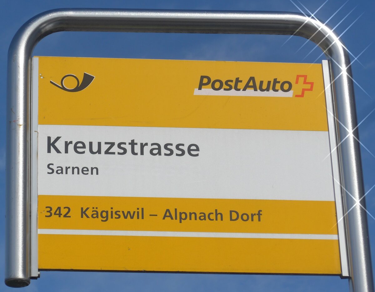 (224'075) - PostAuto-Haltestellenschild - Sarnen, Kreuzstrasse - am 13. Mrz 2021