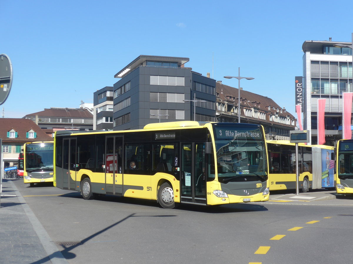 (224'334) - STI Thun - Nr. 186/BE 804'186 - Mercedes am 21. Mrz 2021 beim Bahnhof Thun