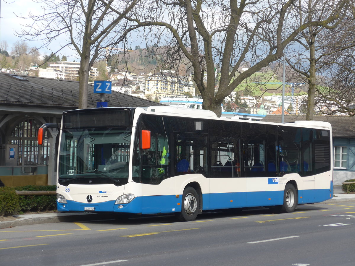 (224'448) - VBL Luzern - Nr. 85/LU 240'207 - Mercedes am 27. Mrz 2021 beim Bahnhof Luzern