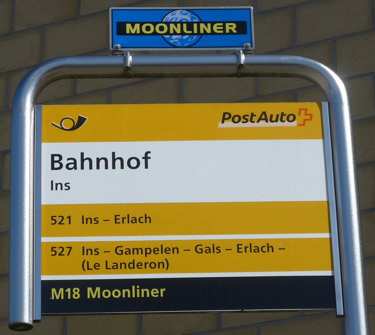 (224'607) - PostAuto-Haltestellenschild - Ins, Bahnhof - am 29. Mrz 2021