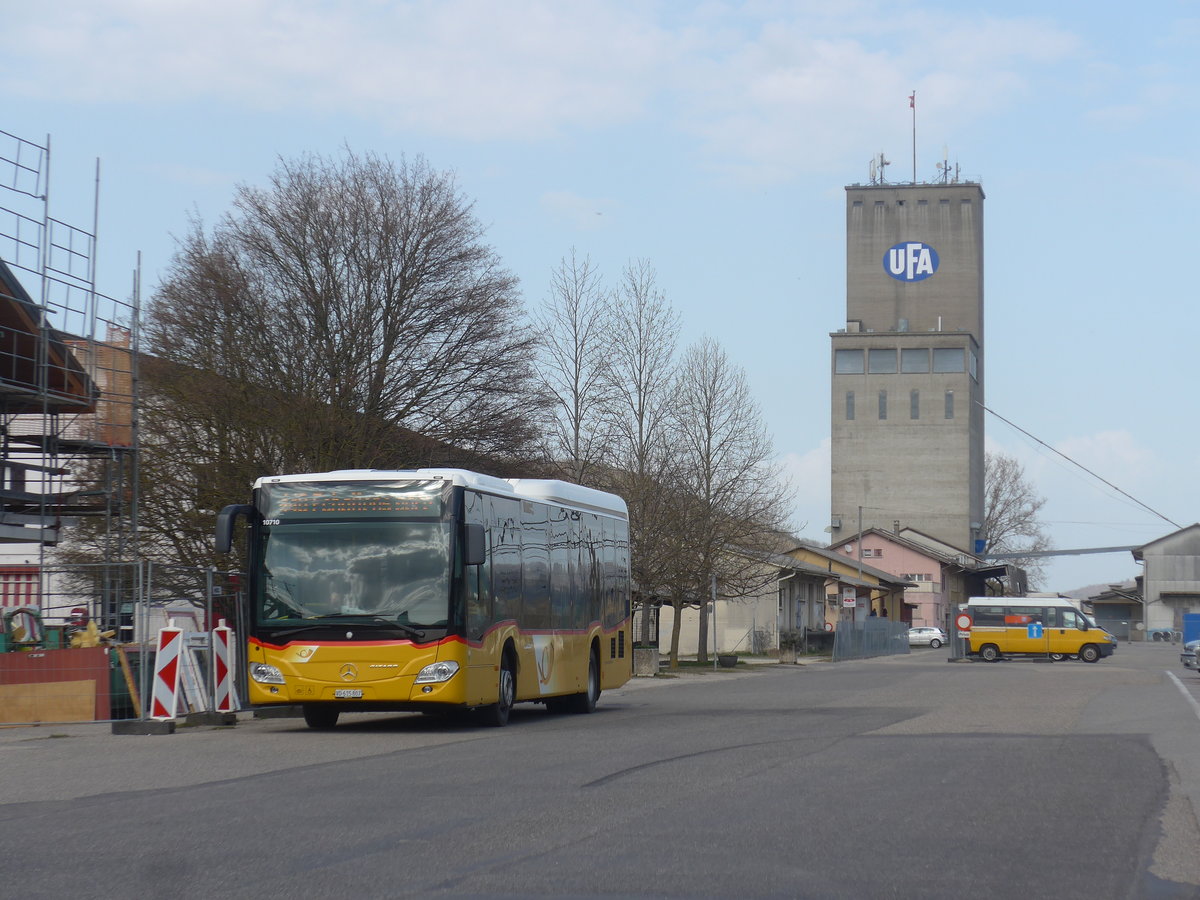 (224'773) - CarPostal Ouest - VD 615'807 - Mercedes am 2. April 2021 beim Bahnhof Moudon