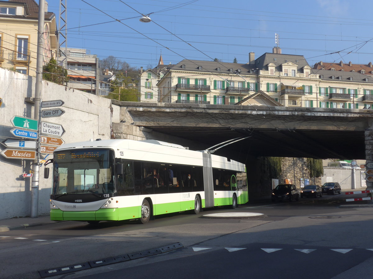 (225'004) - transN, La Chaux-de-Fonds - Nr. 135 - Hess/Hess Gelenktrolleybus (ex TN Neuchtel Nr. 135) am 17. April 2021 beim Bahnhof Neuchtel