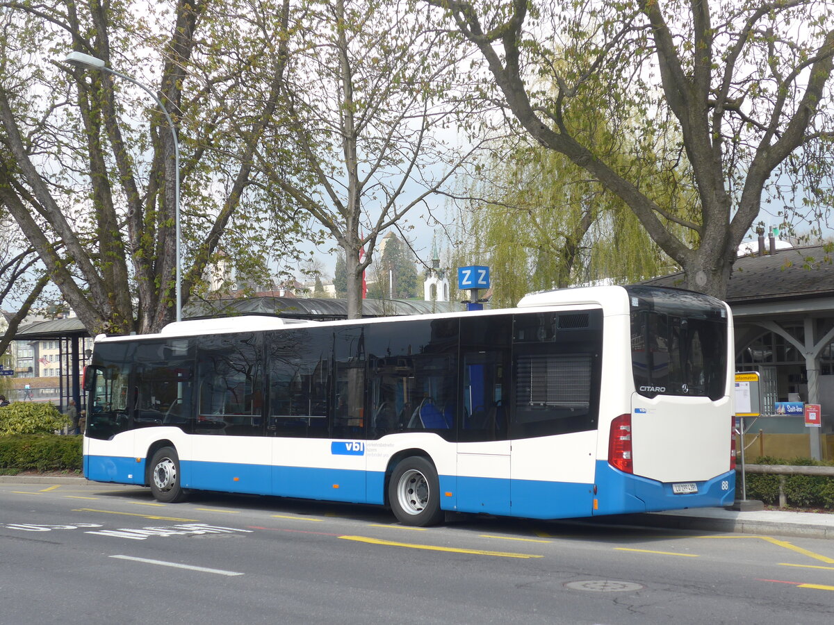 (225'092) - VBL Luzern - Nr. 88/LU 199'439 - Mercedes am 18. April 2021 beim Bahnhof Luzern