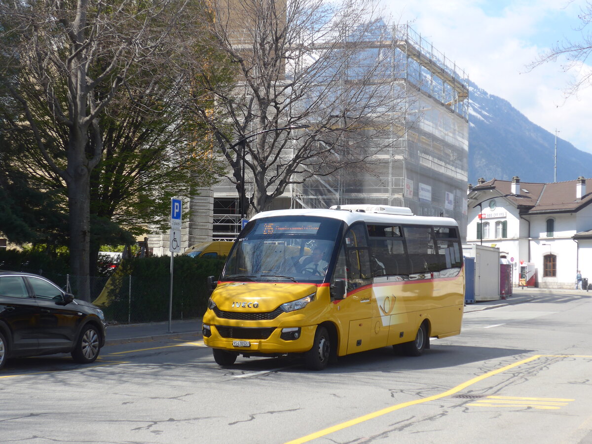 (225'140) - PostAuto Wallis - Nr. 27/VS 430'527 - Iveco/Rosero am 19. April 2021 beim Bahnhof Martigny
