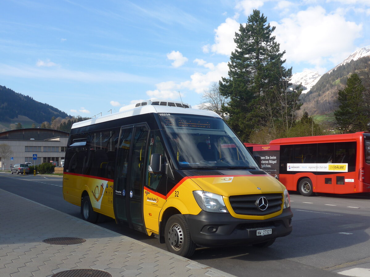 (225'219) - PostAuto Zentralschweiz - Nr. 32/NW 27'327 - Mercedes (ex Nr. 27; ex Thepra, Stans Nr. 27) am 25. April 2021 beim Bahnhof Frutigen