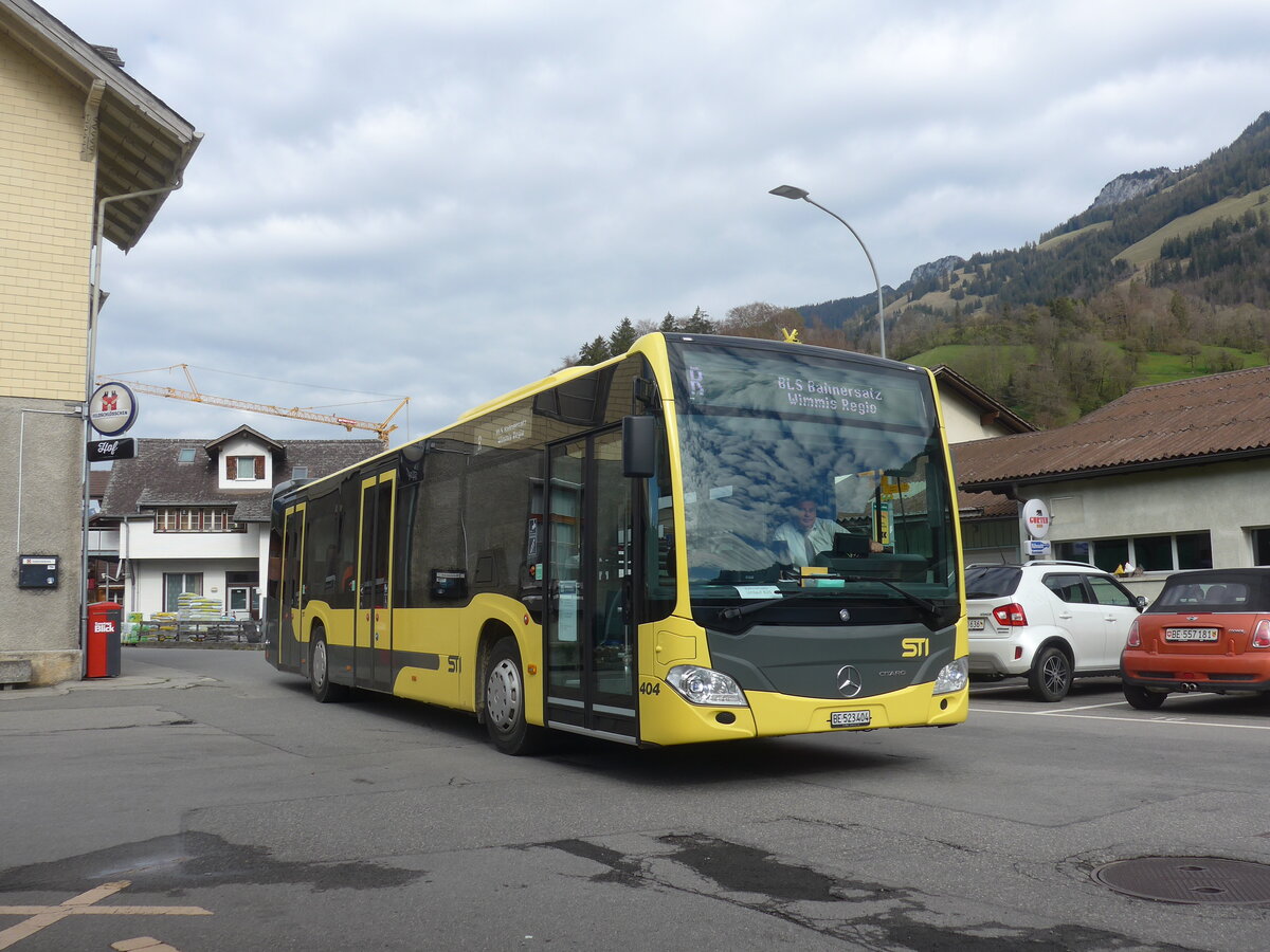 (225'328) - STI Thun - Nr. 404/BE 523'404 - Mercedes am 30. April 2021 beim Bahnhof Oey-Diemtigen