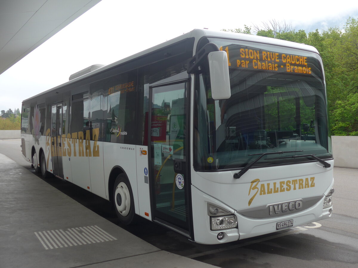(225'377) - Ballestraz, Grne - VS 494'274 - Iveco (ex Vorfhrfahrzeug Iveco France) am 1. Mai 2021 in Sierre, Busbahnhof