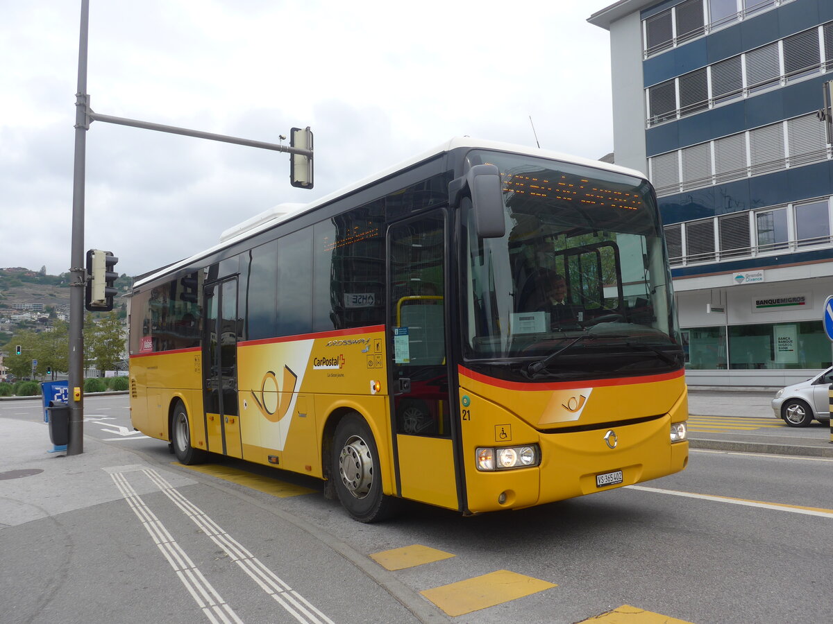 (225'427) - PostAuto Wallis - Nr. 21/VS 465'402 - Irisbus am 1. Mai 2021 beim Bahnhof Sion