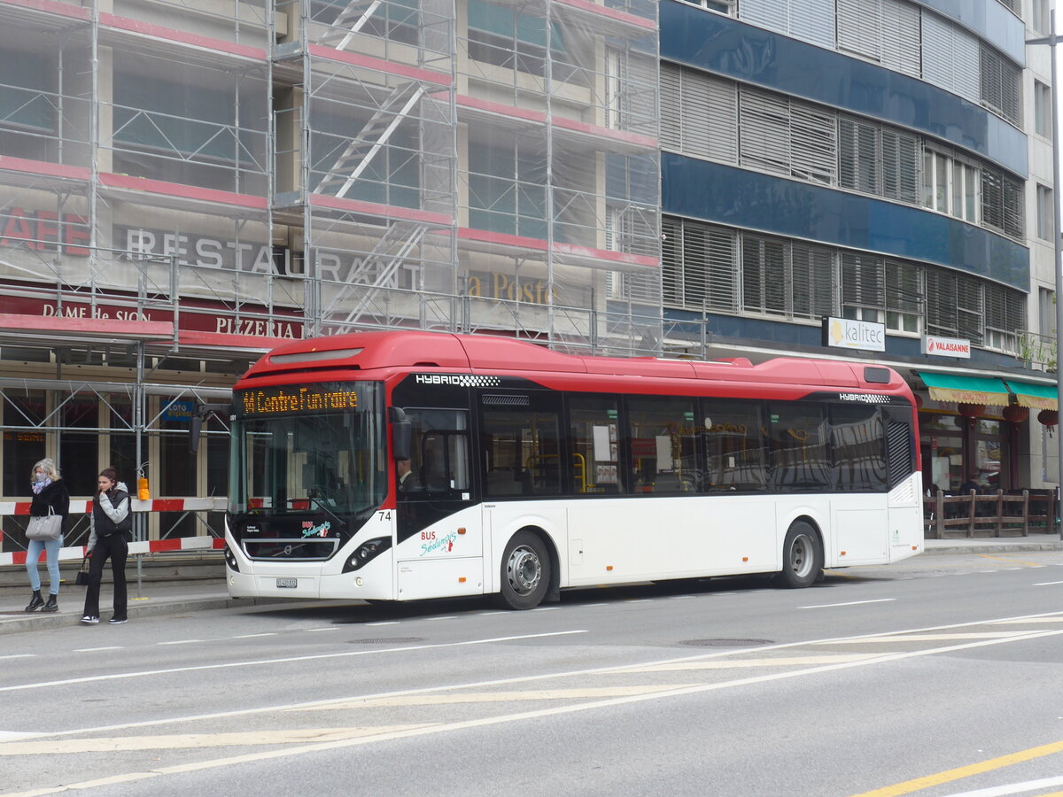 (225'444) - PostAuto Wallis - Nr. 74/VS 420'832 - Volvo am 1. Mai 2021 beim Bahnhof Sion