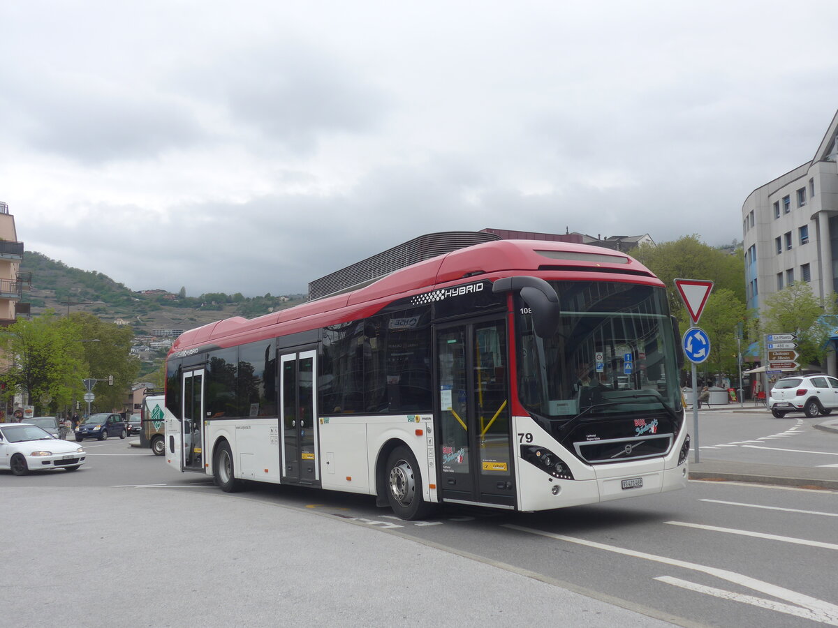 (225'4445) - PostAuto Wallis - Nr. 79/VS 471'469 - Volvo am 1. Mai 2021 beim Bahnhof Sion