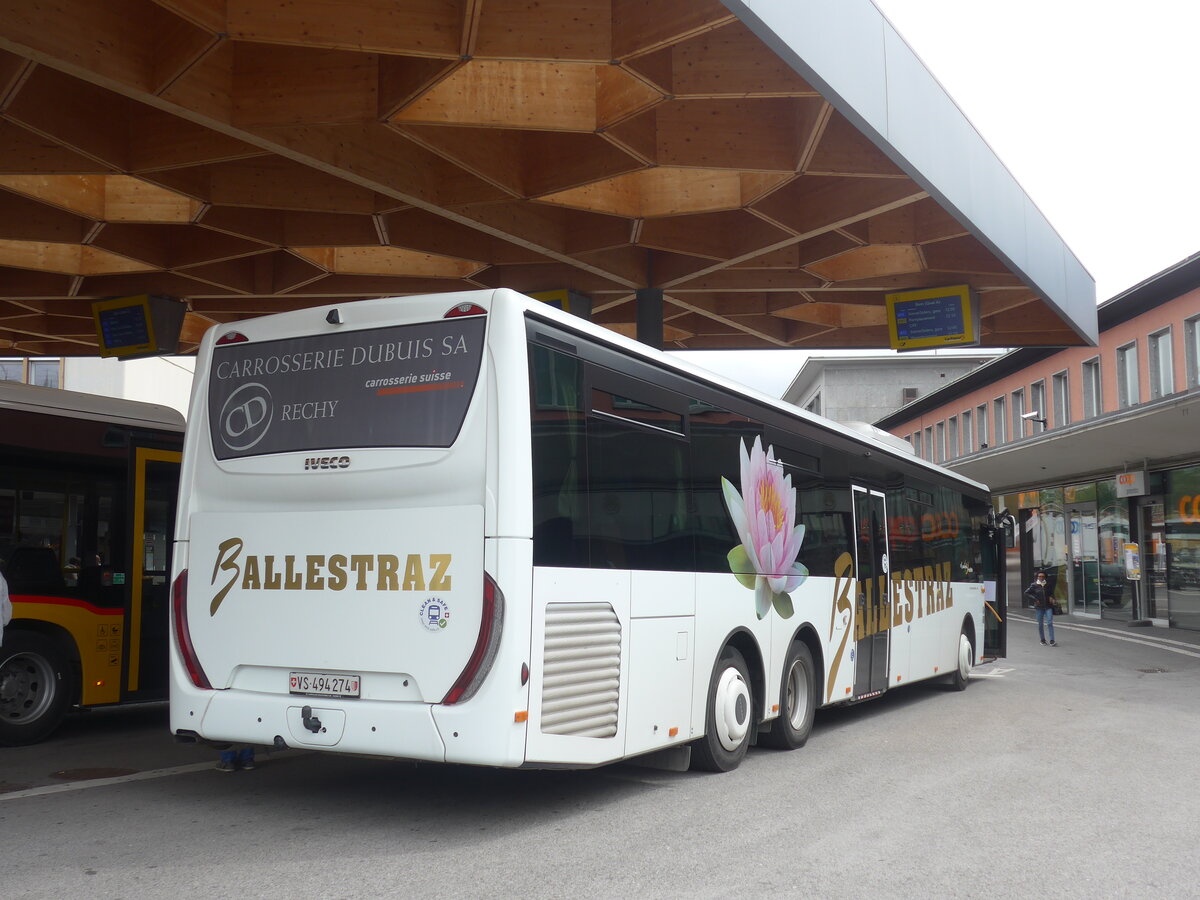 (225'458) - Ballestraz, Grne - VS 494'274 - Iveco (ex Vorfhrfahrzeug Iveco France) am 1. Mai 2021 beim Bahnhof Sion