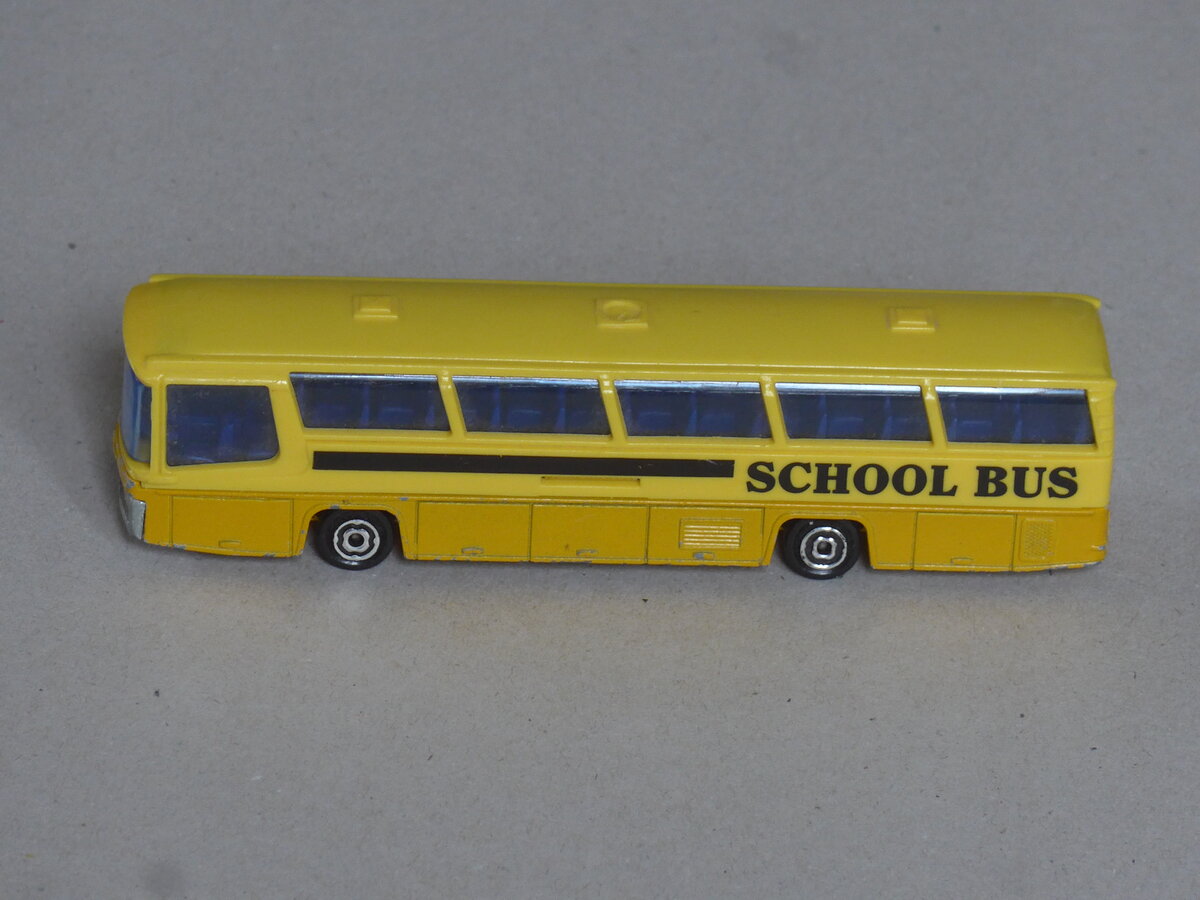 (225'644) - Aus Frankreich: School Bus - 46 GO 69 - Neoplan am 29. Mai 2021 in Thun (Modell)