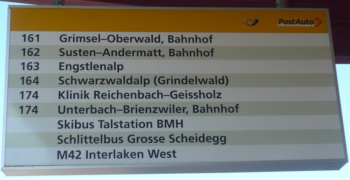 (225'815) - PostAuto-Haltestellenschild - Meiringen, Bahnhof - am 11. Juni 2021