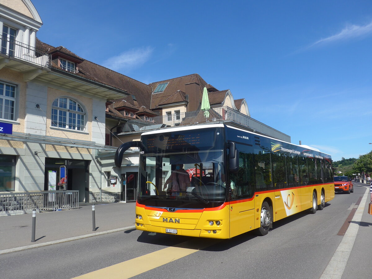 (226'017) - PostAuto Bern - BE 811'692 - MAN am 26. Juni 2021 beim Bahnhof Spiez