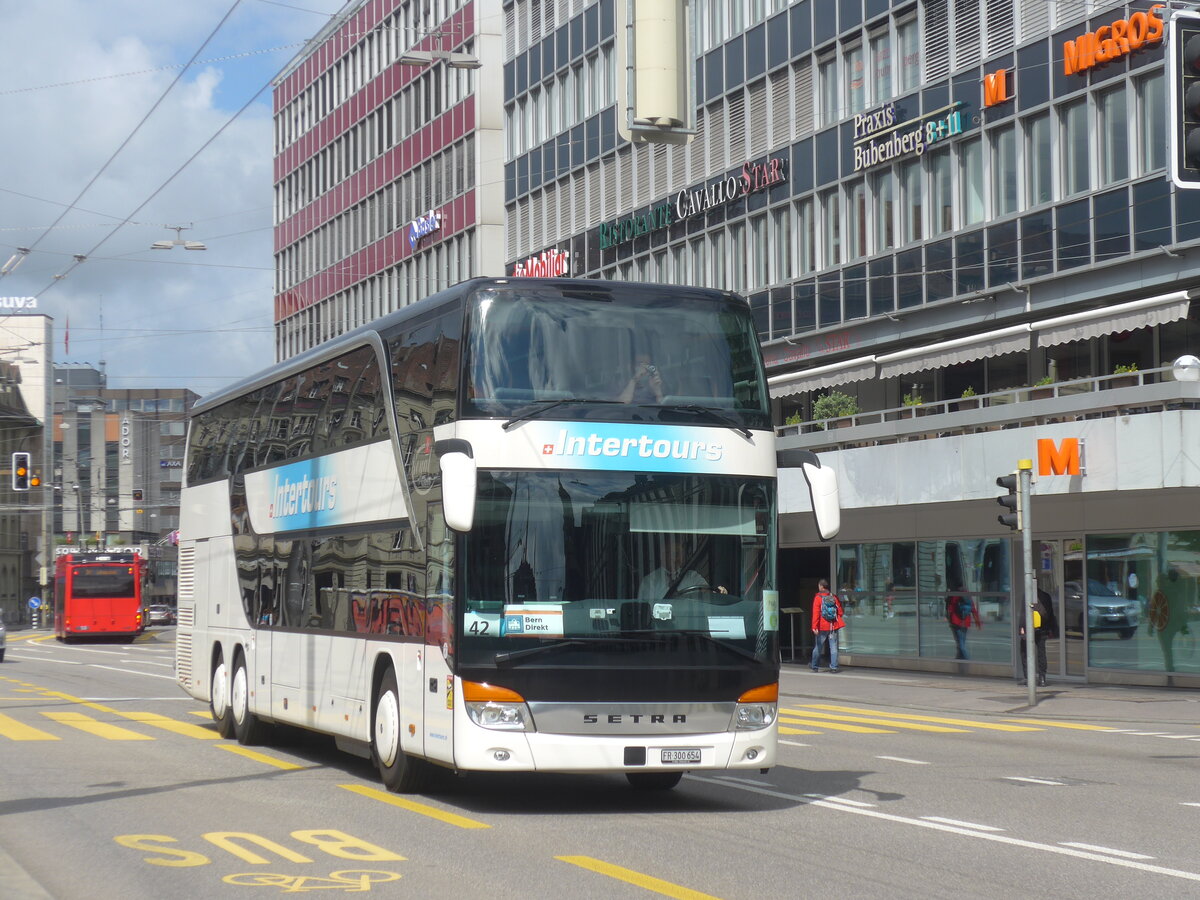 (226'341) - Intertours, Domdidier - FR 300'654 - Setra am 11. Juli 2021 beim Bahnhof Bern