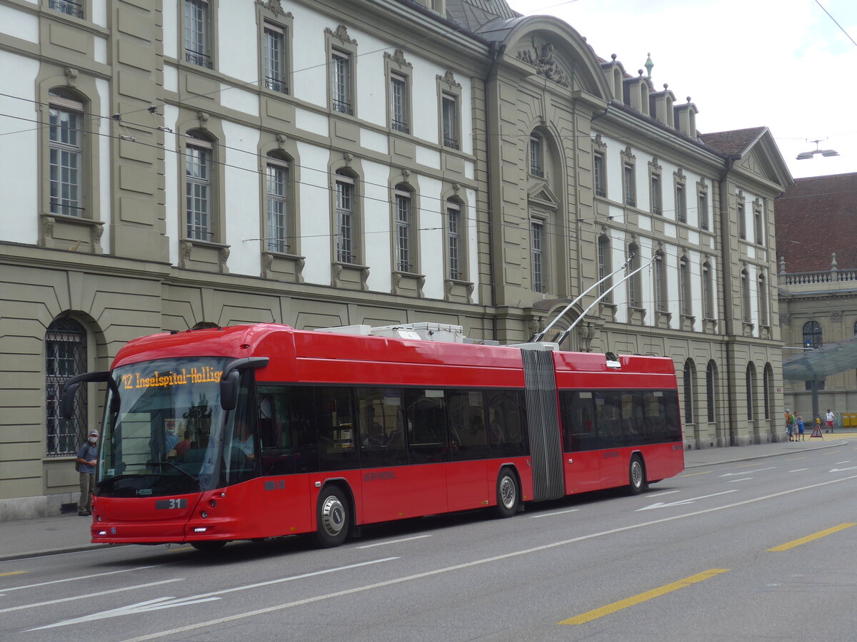 (226'347) - Bernmobil, Bern - Nr. 31 - Hess/Hess Gelenktrolleybus am 11. Juli 2021 beim Bahnhof Bern