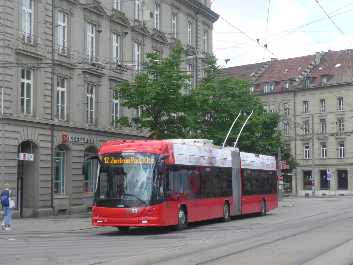 (226'356) - Bernmobil, Bern - Nr. 33 - Hess/Hess Gelenktrolleybus am 11. Juli 2021 beim Bahnhof Bern
