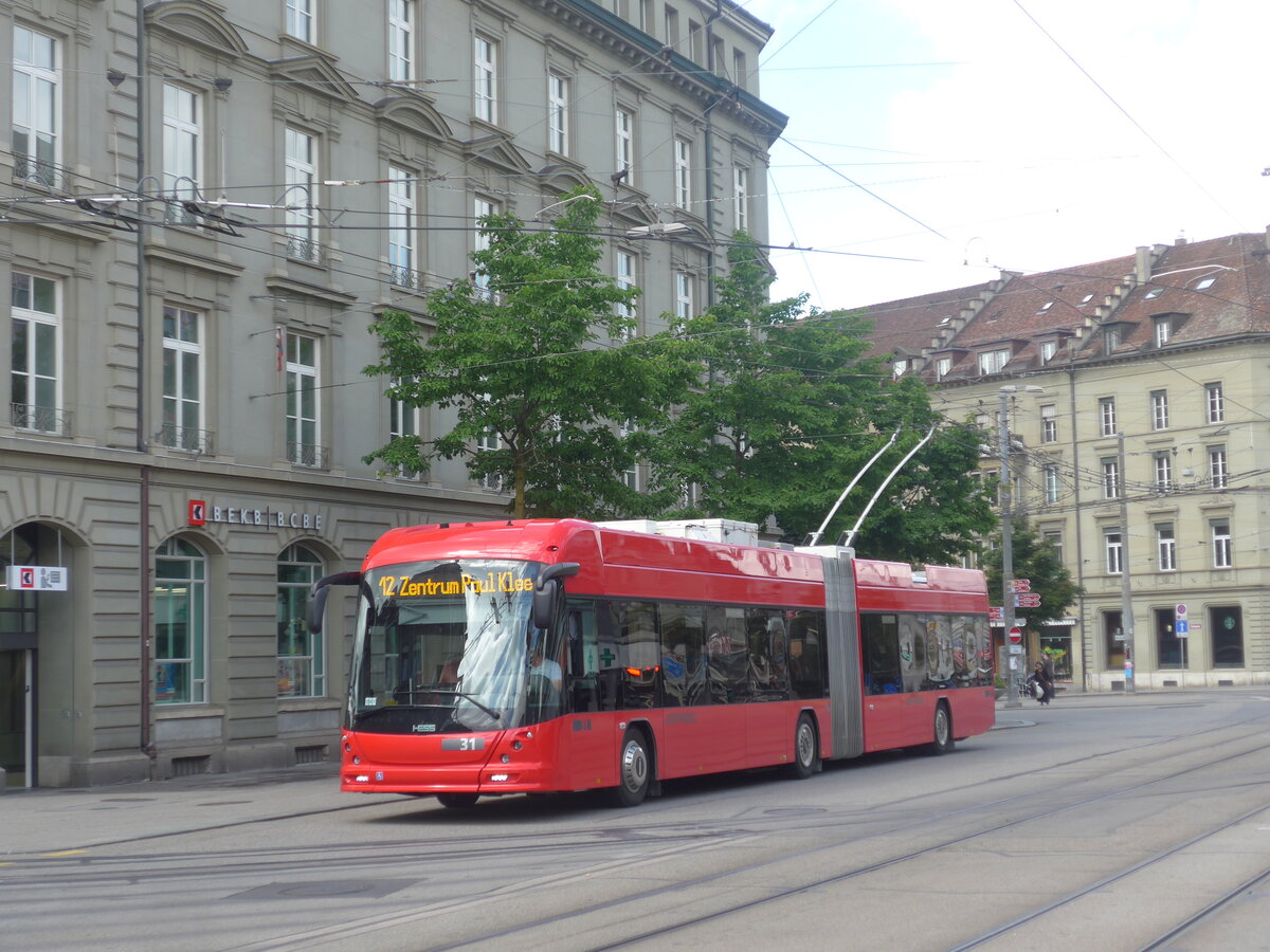 (226'364) - Bernmobil, Bern - Nr. 31 - Hess/Hess Gelenktrolleybus am 11. Juli 2021 beim Bahnhof Bern