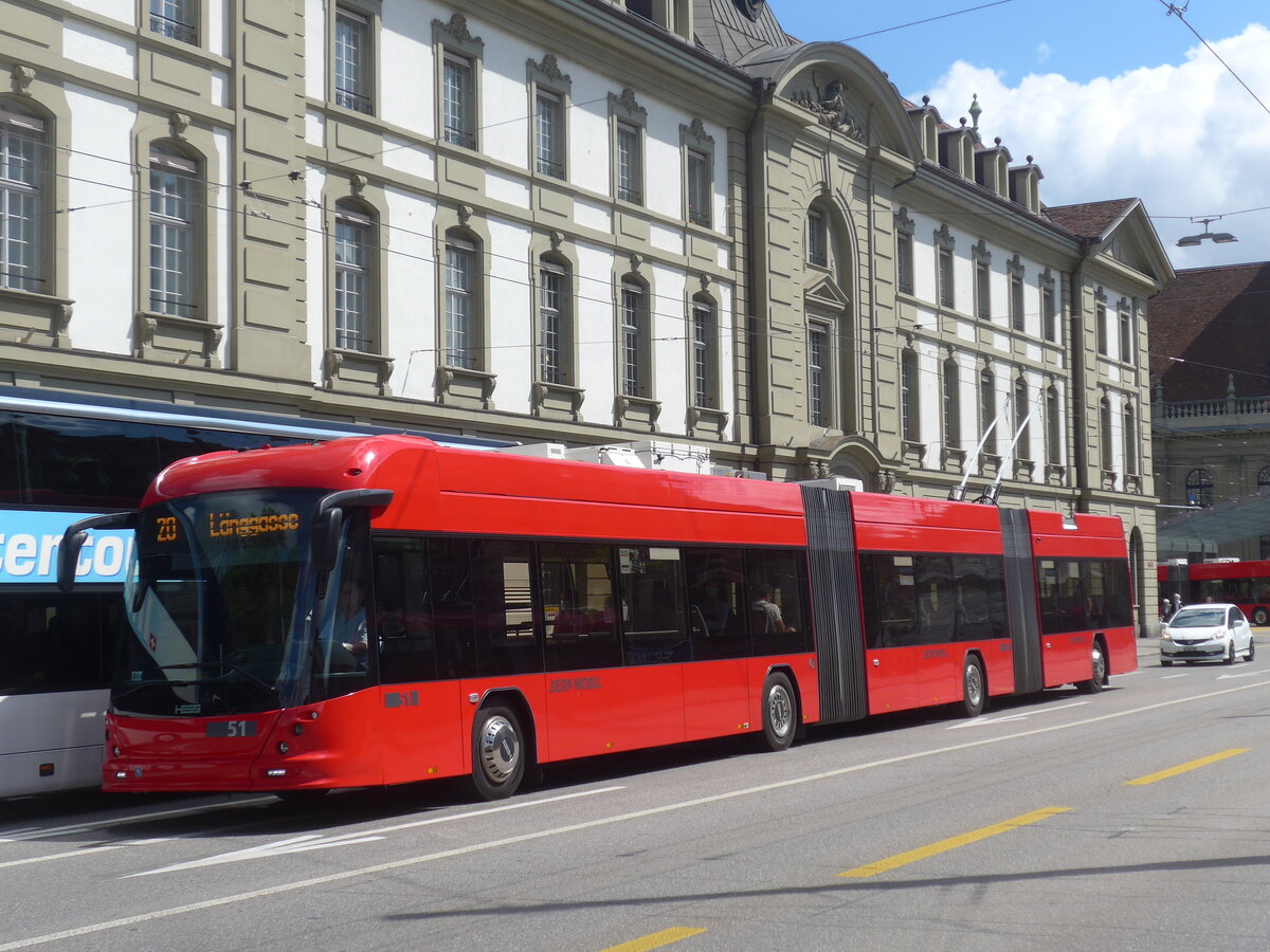 (226'377) - Bernmobil, Bern - Nr. 51 - Hess/Hess Doppelgelenktrolleybus am 11. Juli 2021 beim Bahnhof Bern