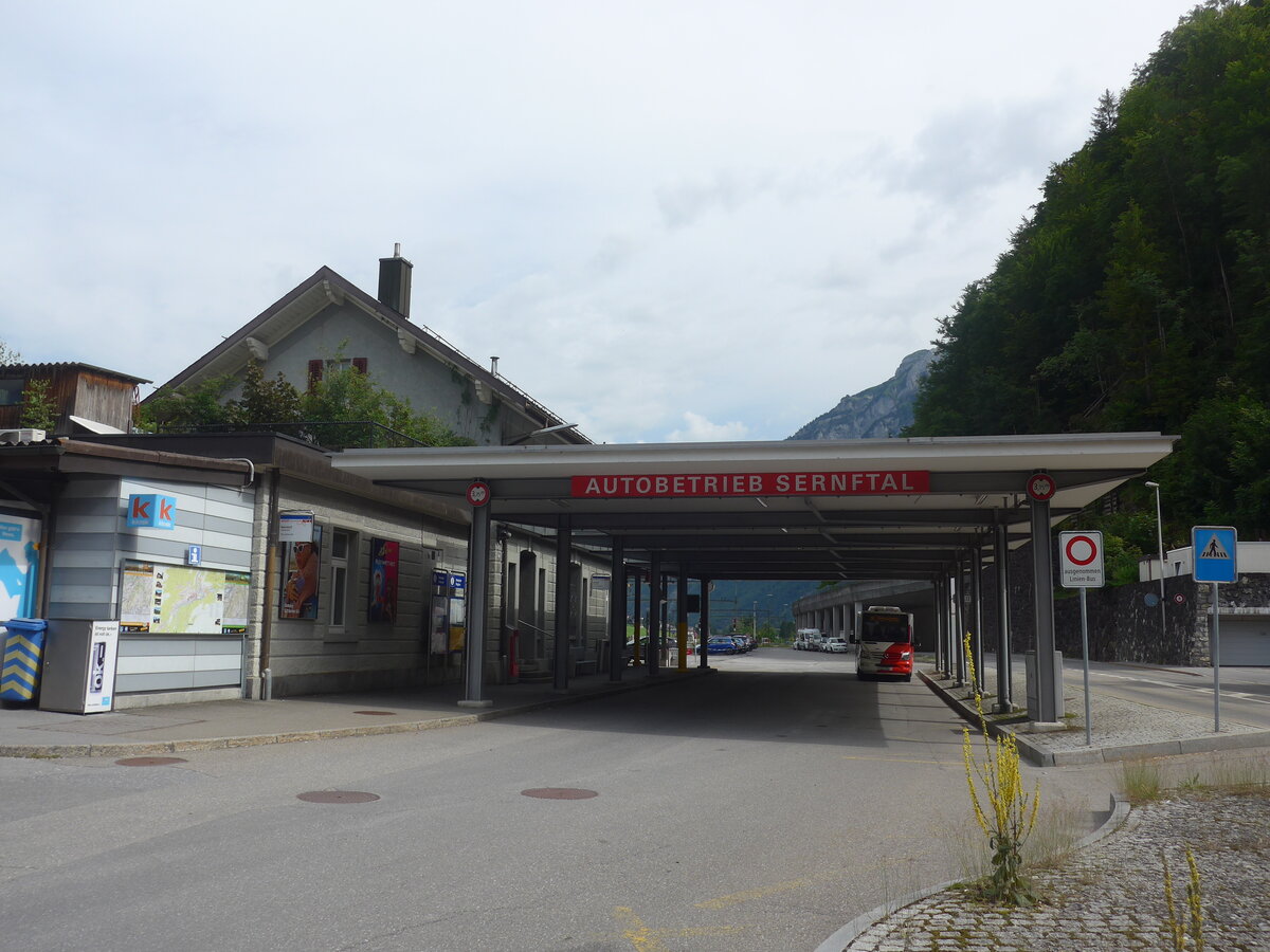 (226'419) - AS-Haltestellen am 12. Juli 2021 beim Bahnhof Schwanden