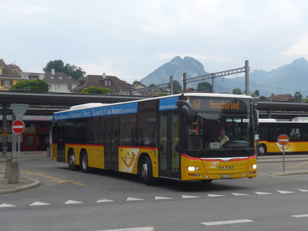 (226'681) - PostAuto Bern - BE 718'991 - MAN am 24. Juli 2021 beim Bahnhof Spiez