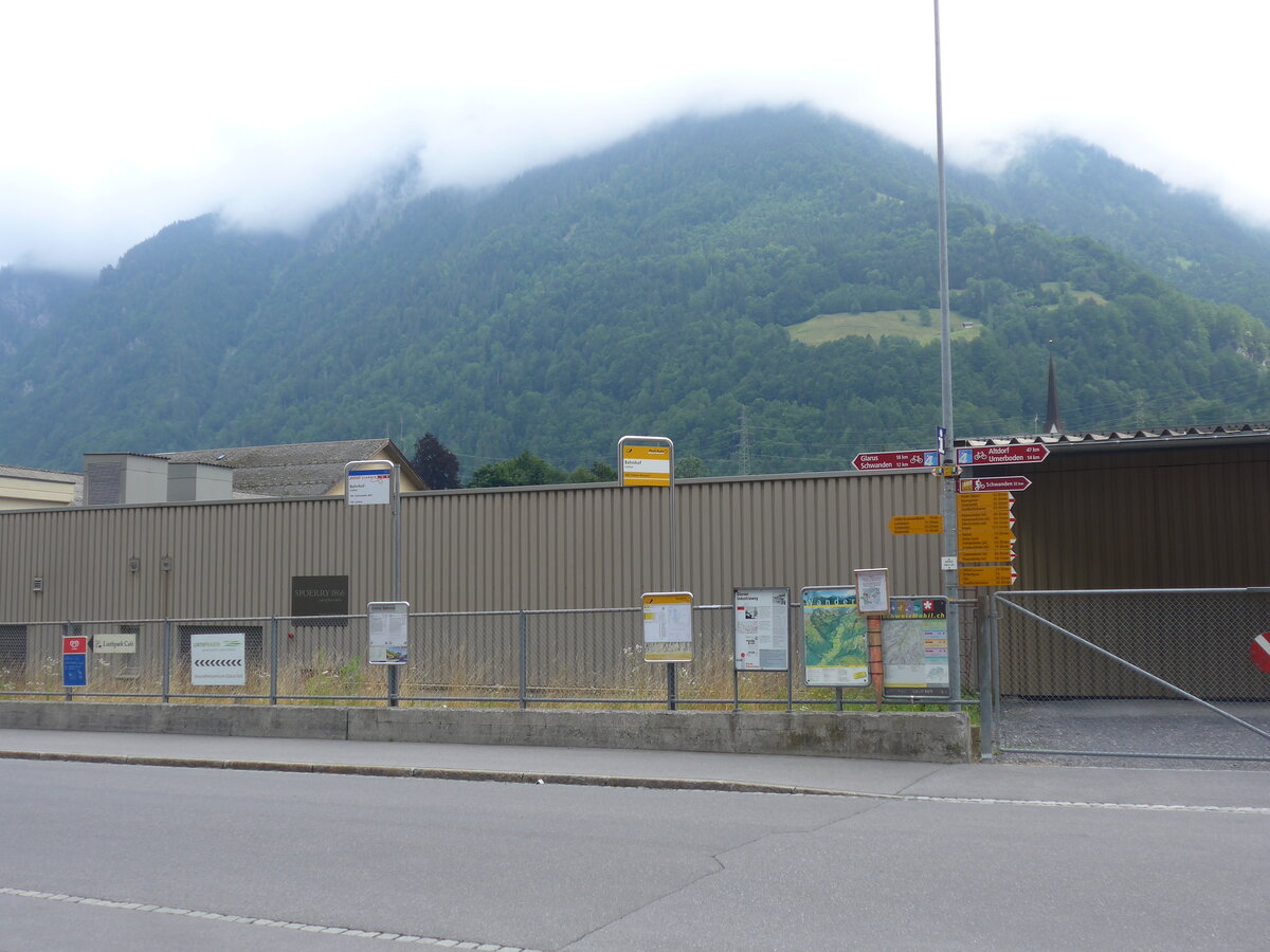 (226'789) - Glarner Bus/PostAuto-Haltestelle am 25. Juli 2021 beim Bahnhof Linthal