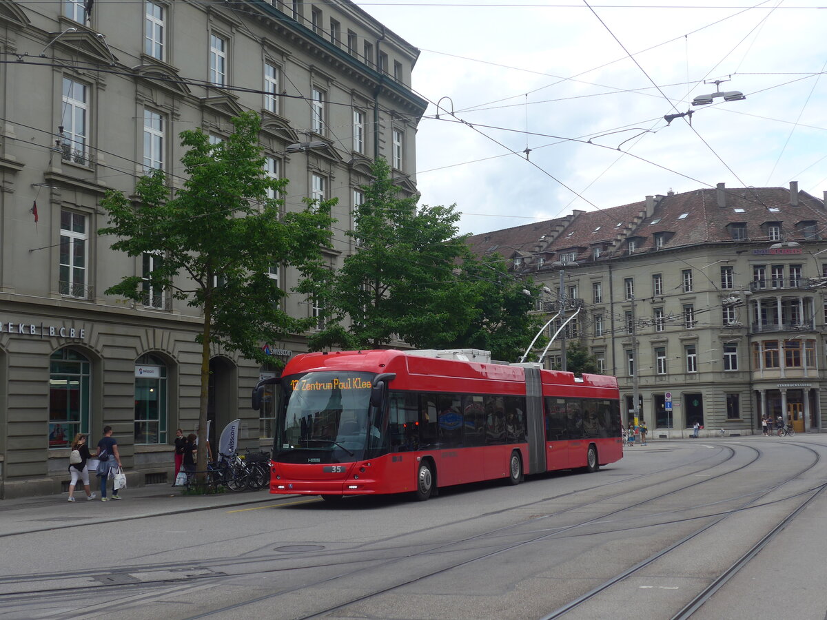 (227'049) - Bernmobil, Bern - Nr. 35 - Hess/Hess Gelenktrolleybus am 7. August 2021 beim Bahnhof Bern