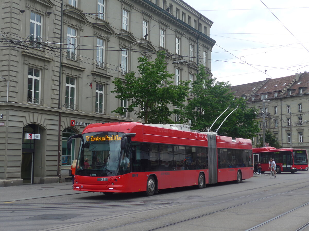 (227'059) - Bernmobil, Bern - Nr. 25 - Hess/Hess Gelenktrolleybus am 7. August 2021 beim Bahnhof Bern