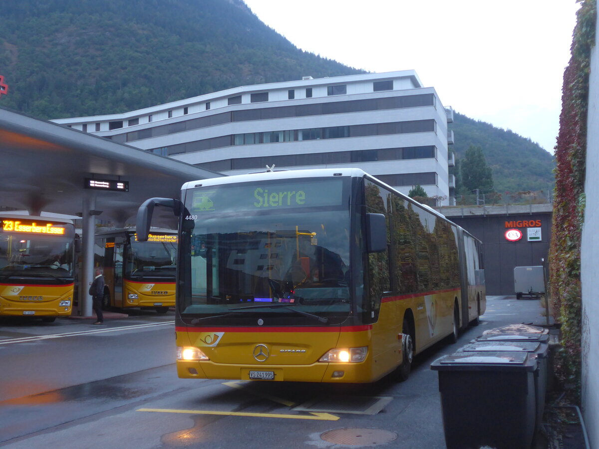 (227'907) - PostAuto Wallis - Nr. 10/VS 241'995 - Mercedes am 11. September 2021 beim Bahnhof Visp