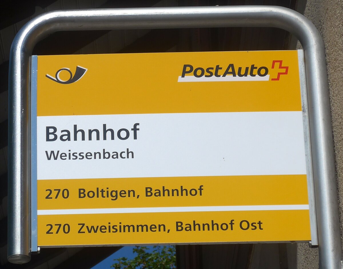 (228'020) - PostAuto-Haltestellenschild - Weissenbach, Bahnhof - am 13. September 2021