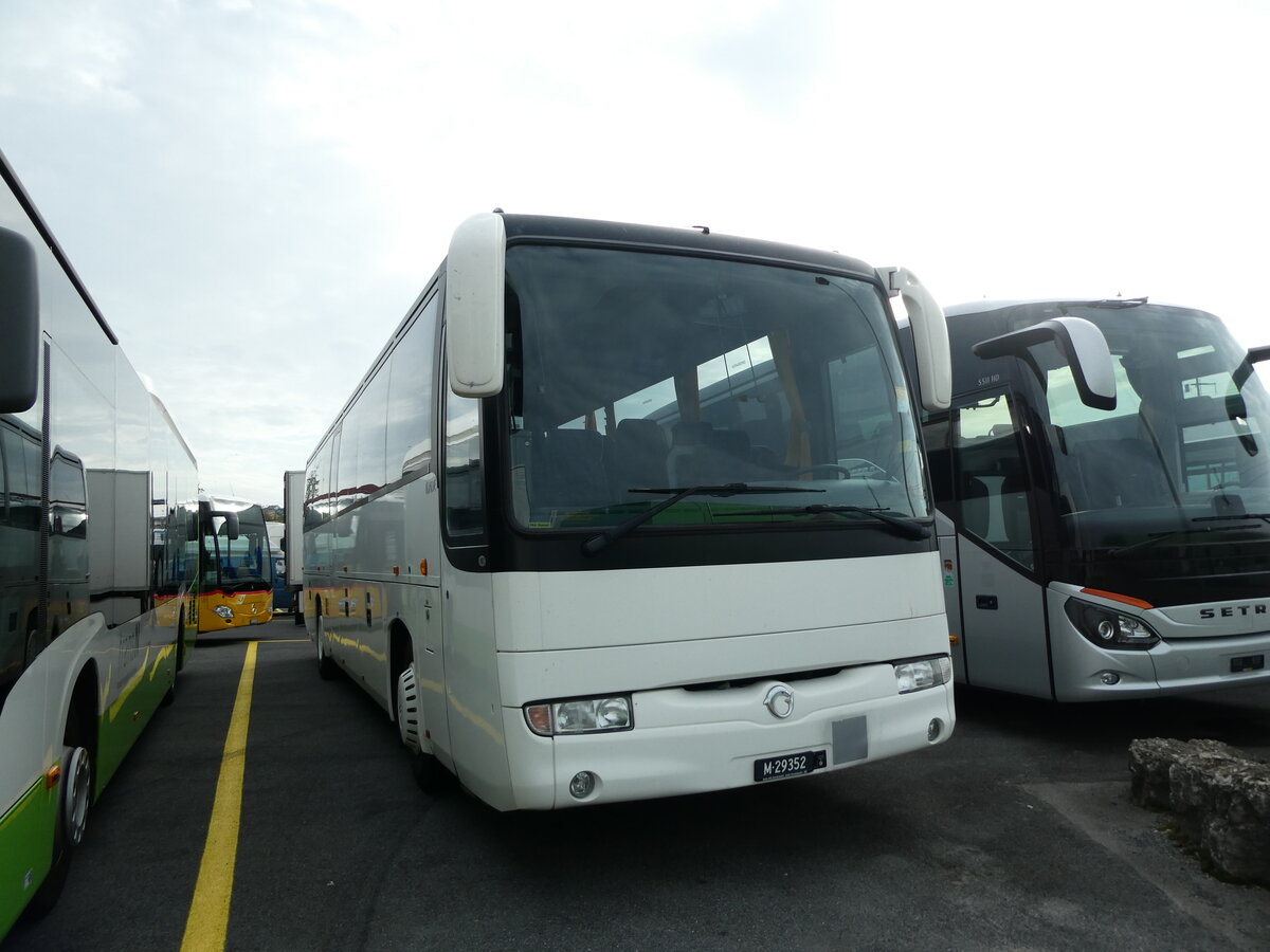 (228'317) - Schweizer Armee - M+29'352 - Irisbus am 25. September 2021 in Kerzers, Interbus