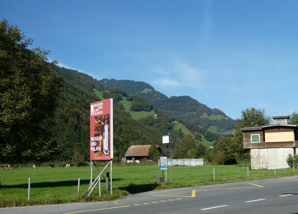 (228'569) - Glarner Bus-Haltestelle am 2. Oktober 2021 in Nfels, Schnegg