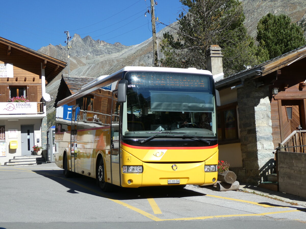 (228'781) - PostAuto Wallis - Nr. 4/VS 355'166 - Irisbus am 10. Oktober 2021 in Arolla, Post