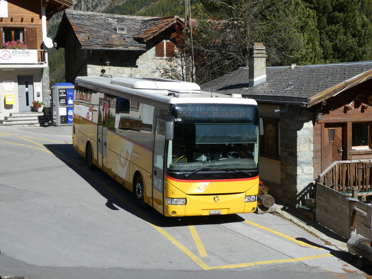 (228'784) - PostAuto Wallis - Nr. 4/VS 355'166 - Irisbus am 10. Oktober 2021 in Arolla, Post