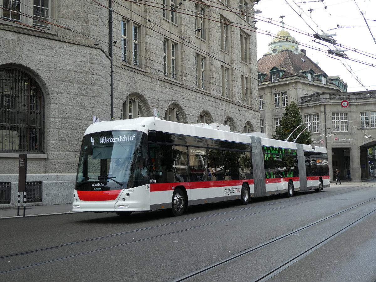 (229'026) - St. Gallerbus, St. Gallen - Nr. 134 - Hess/Hess Doppelgelenktrolleybus am 13. Oktober 2021 beim Bahnhof St. Gallen