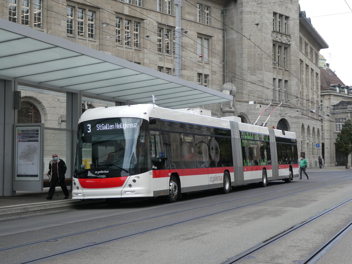 (229'035) - St. Gallerbus, St. Gallen - Nr. 141 - Hess/Hess Doppelgelenktrolleybus am 13. Oktober 2021 beim Bahnhof St. Gallen